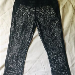 NWOT Reflex Echo Grey Print Workout Capris Sz L